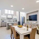 Casa Zu' Saru Feriehus *